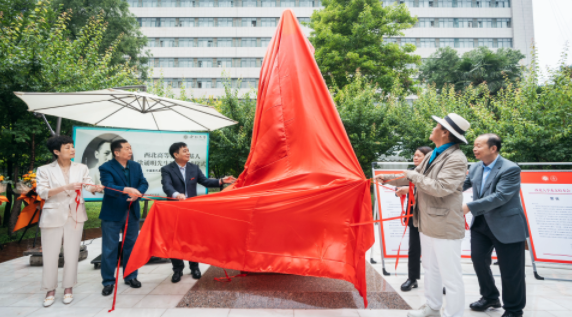 西北高等教育奠基人、中国现代医学先驱徐诵明雕像在开云手机网页版登录入口落成