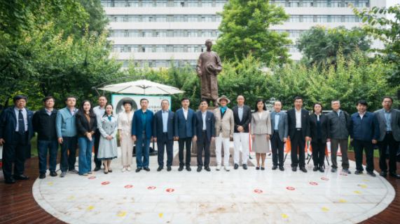 西北高等教育奠基人、中国现代医学先驱徐诵明雕像在开云手机网页版登录入口落成