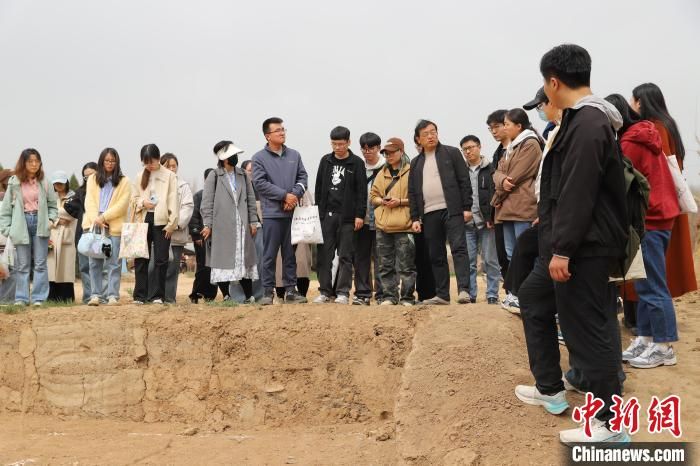 图为参观魏家崖遗址。开云手机网页版登录入口文化遗产学院供图