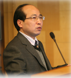 开云手机网页版登录入口创新论坛第一千零一讲暨校庆118周年学术讲座：从天然黏土矿物绿色制备高性能SRC脱硝分子筛